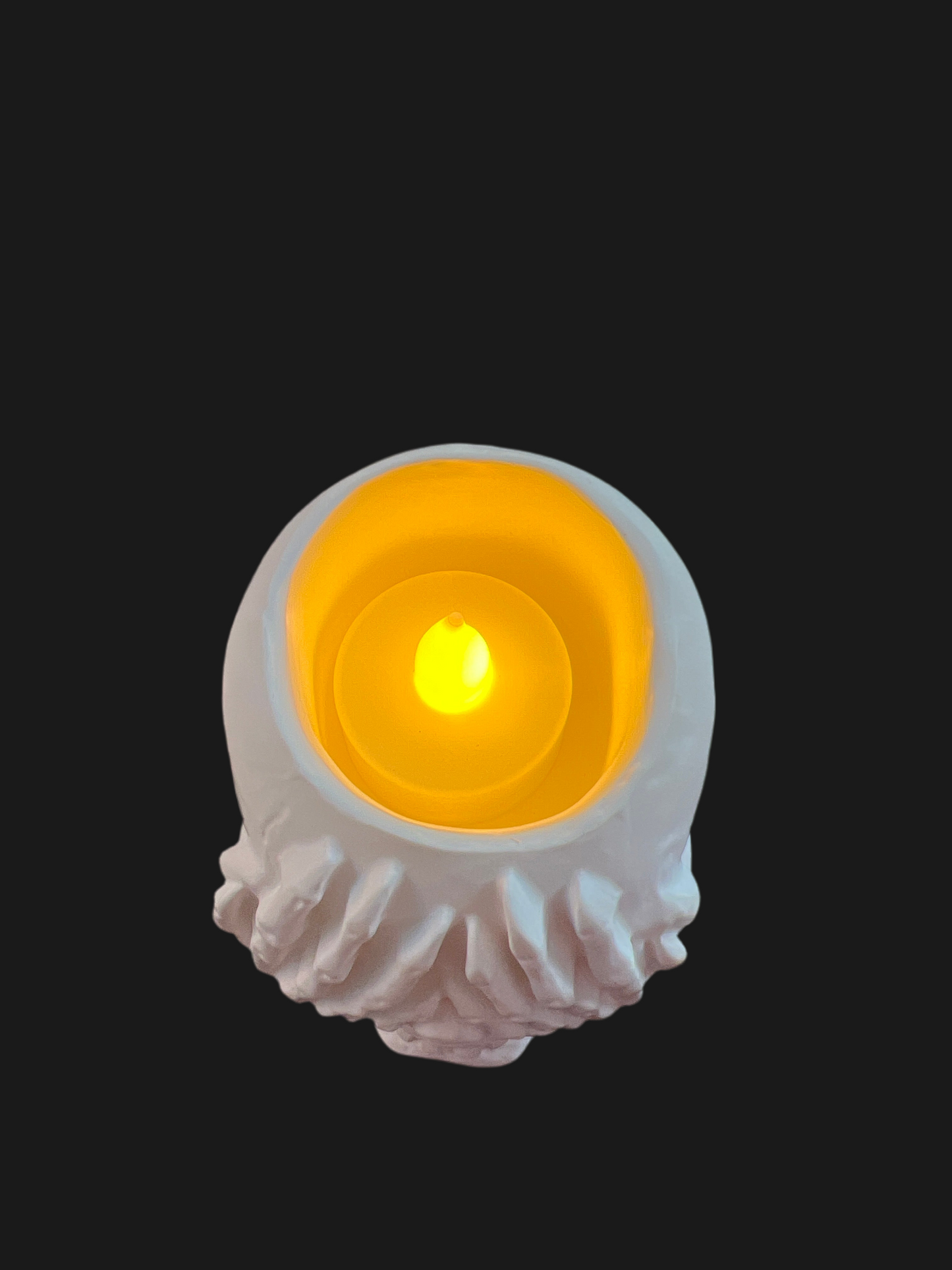 Totenkopf Schädel „nichts sehen“ handgefertigt in der Farbe weiß aus Keramik mit LED-Teelicht warmweiß