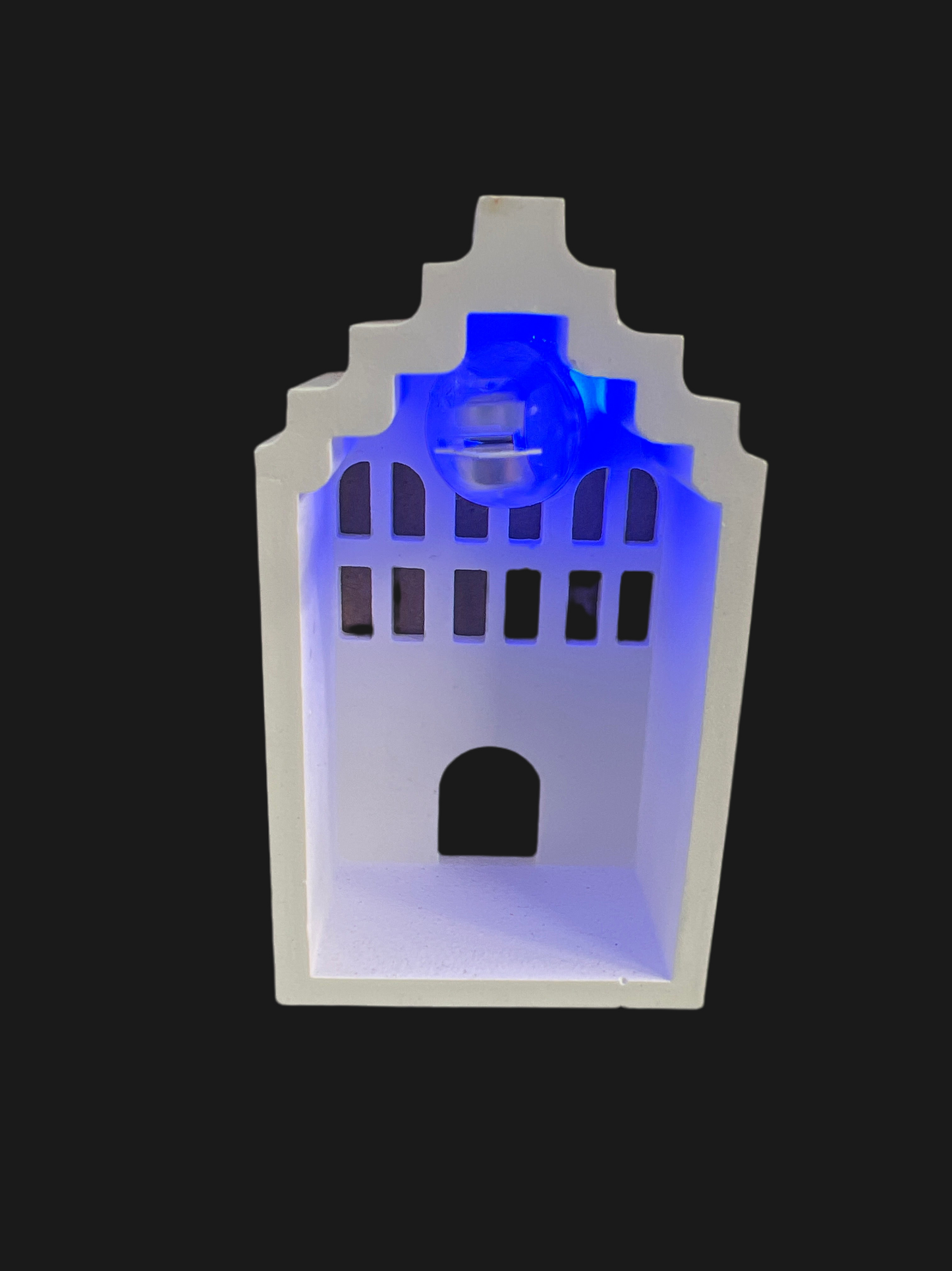 Medium - Lichthaus # 1 „Front mit großen schmalen Fenstern & Stufendach“ mit LED-Ballonlicht blau aus Keramik handgefertigt in der Farbe weiß