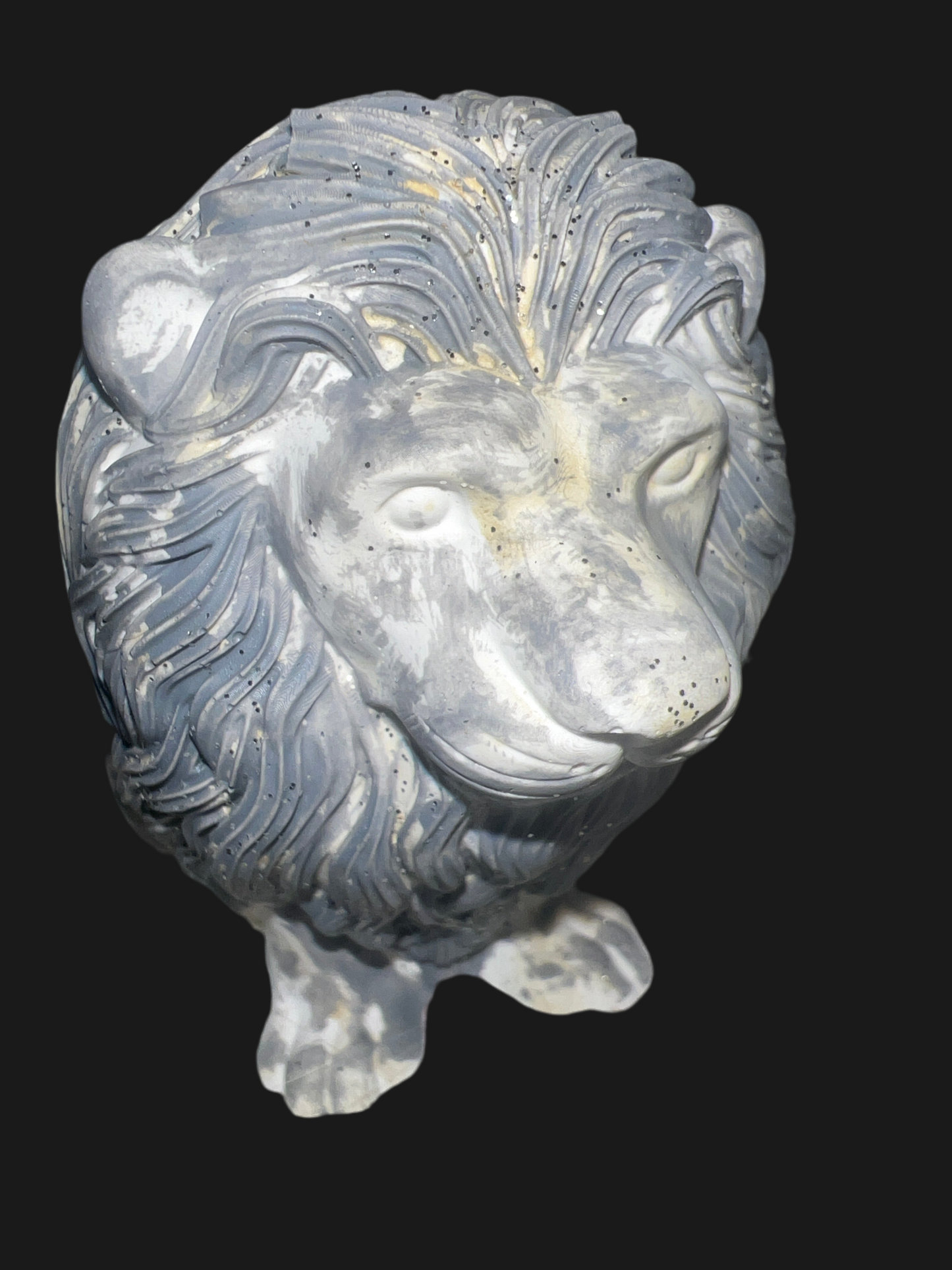 Löwe aus Keramik in der Farbe grau /weiß mit Glitzer handgefertigt „Lion“