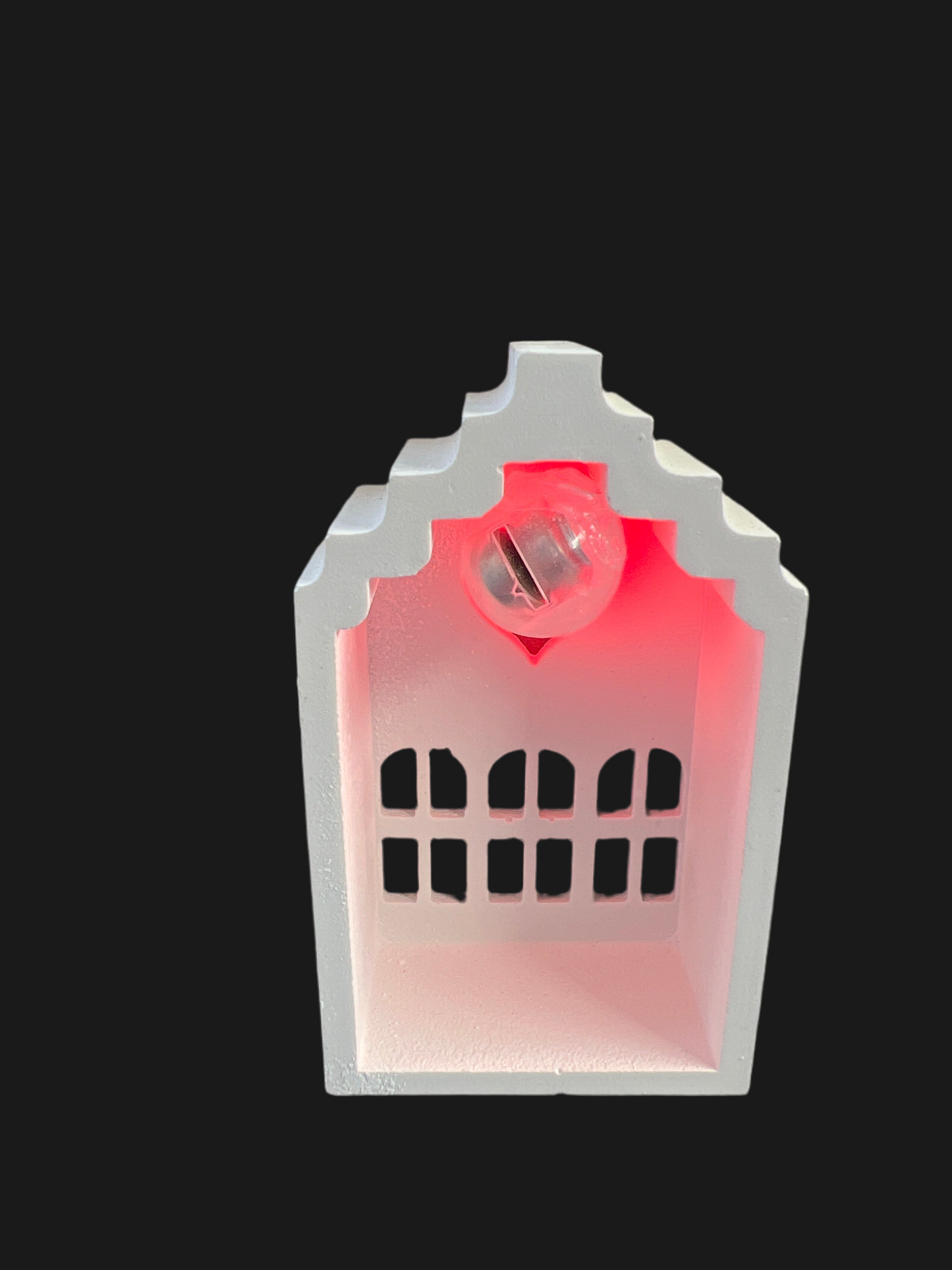Medium - Lichthaus # 2 „Front mit Herz mit großen schmalen Fenstern & Stufendach“ mit LED-Ballonlicht rot aus Keramik handgefertigt in der Farbe weiß