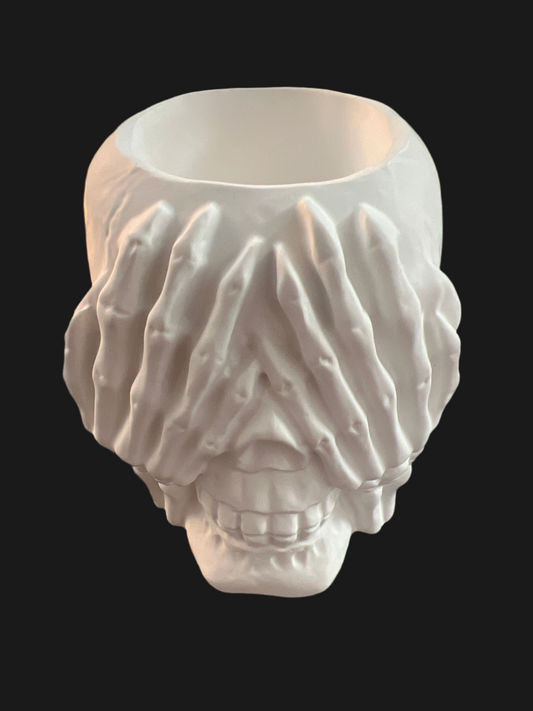 Totenkopf Schädel „nichts sehen“ handgefertigt in der Farbe weiß aus Keramik mit LED-Teelicht warmweiß