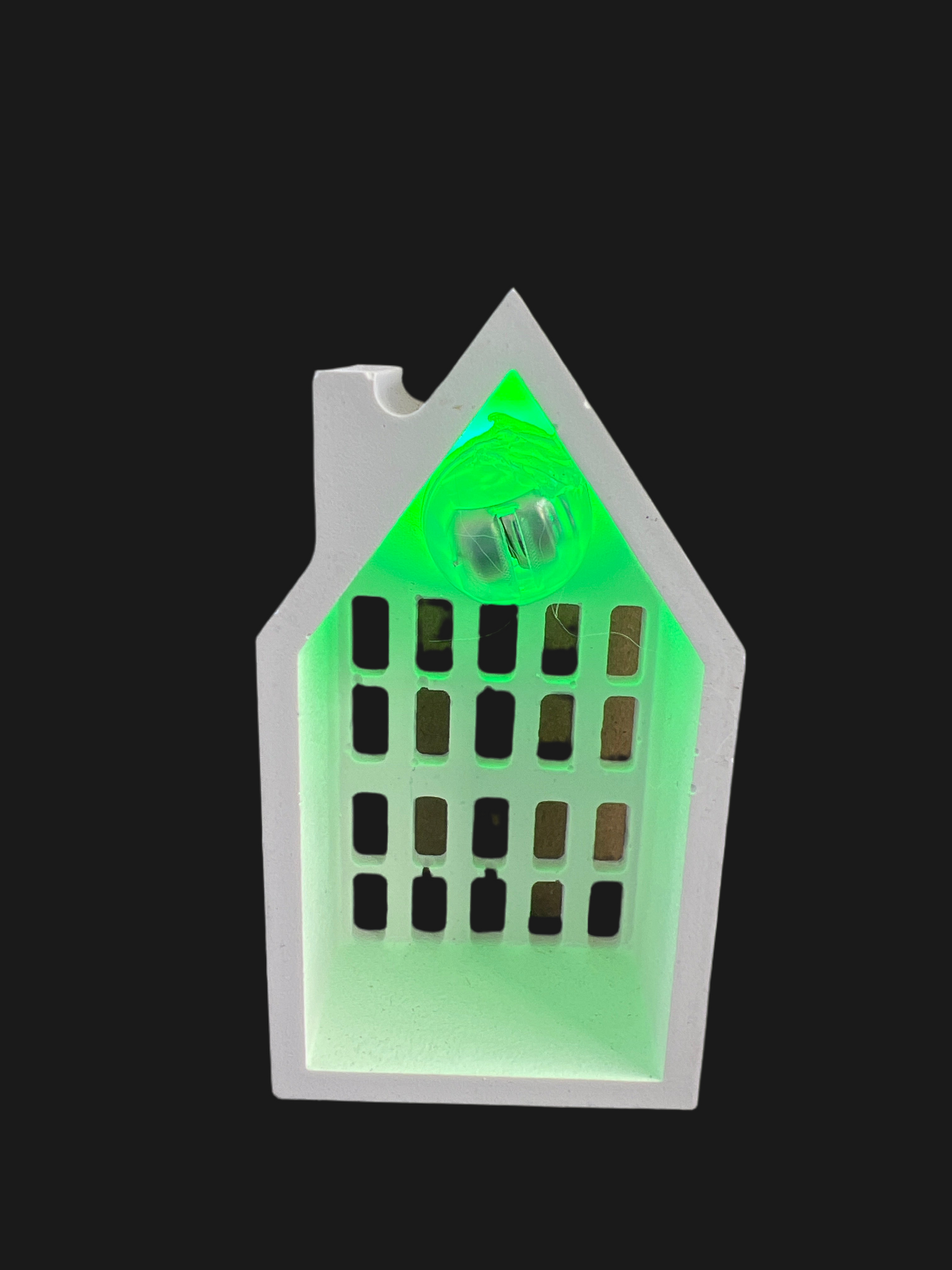 Medium - Lichthaus # 3 „Front mit Stern mit großen schmalen Fenstern & Spitzdach“ mit LED-Ballonlicht grün aus Keramik handgefertigt in der Farbe weiß