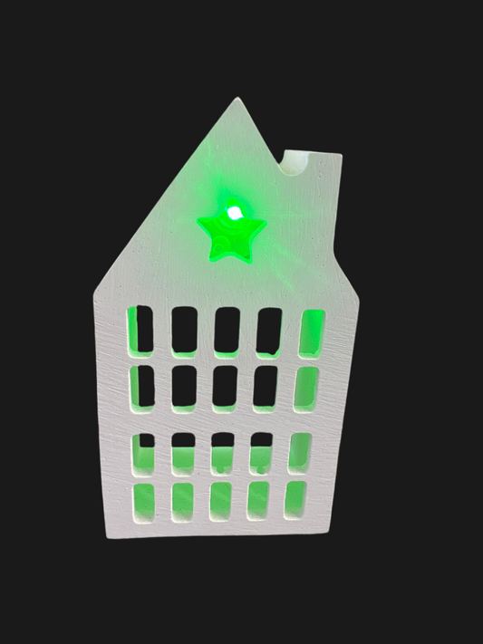 Medium - Lichthaus # 3 „Front mit Stern mit großen schmalen Fenstern & Spitzdach“ mit LED-Ballonlicht grün aus Keramik handgefertigt in der Farbe weiß