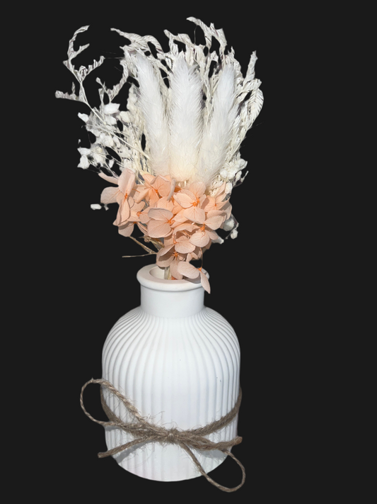 DEKO VASE gestreift im der Farbe weiß mit Kunstblumenstrauß handgefertigt aus Keramik