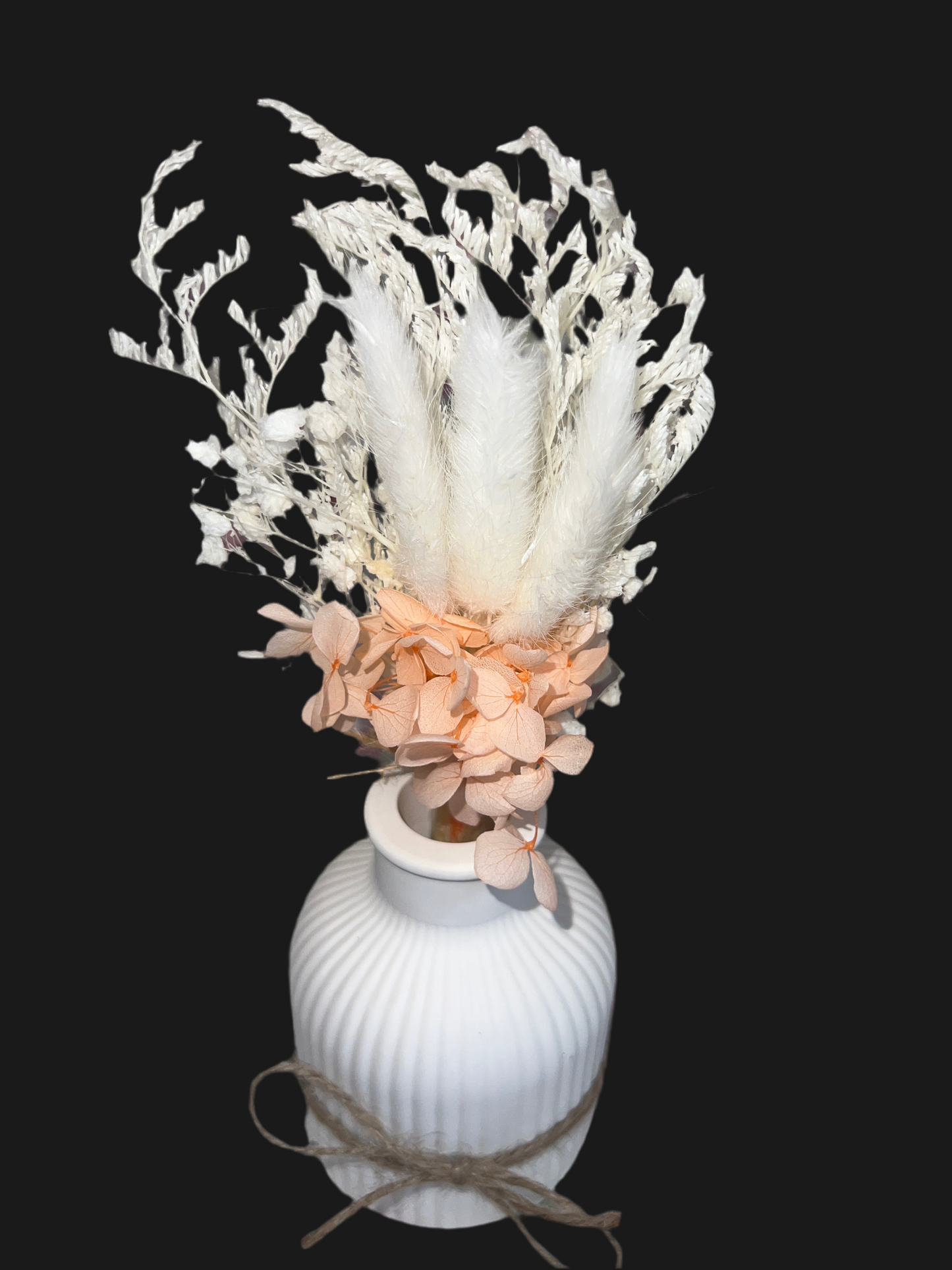 DEKO VASE gestreift im der Farbe weiß mit Kunstblumenstrauß handgefertigt aus Keramik