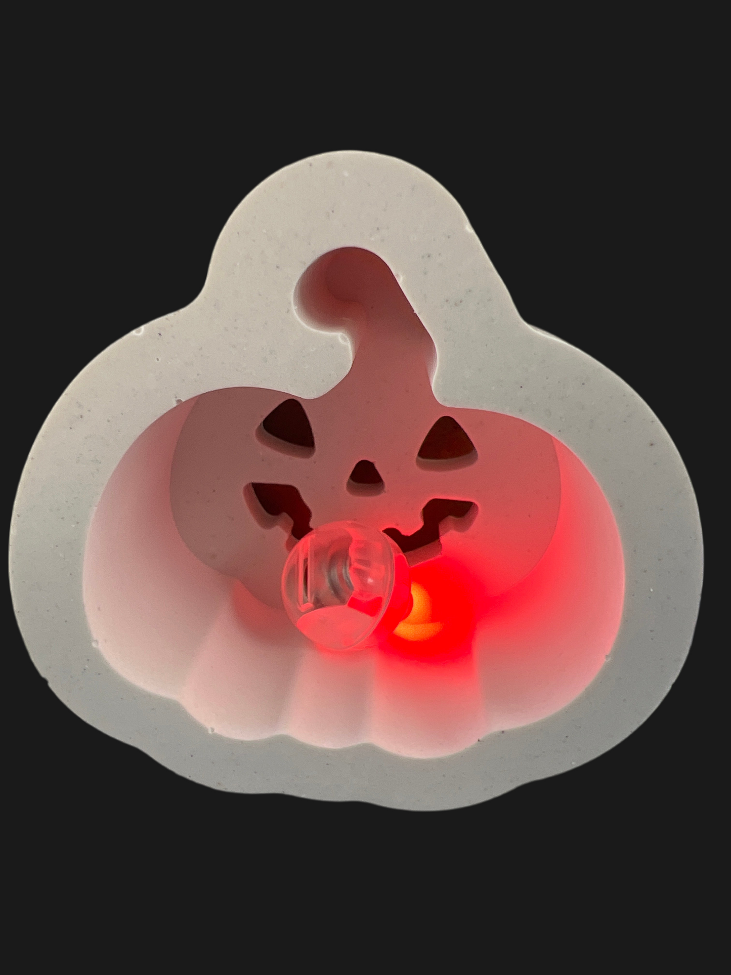 Mini - Licht Kürbis  # 04 „Front lachender Kürbis  mit dreieckigen Augen“ mit LED-Ballonlicht rot aus Keramik handgefertigt in der Farbe weiß