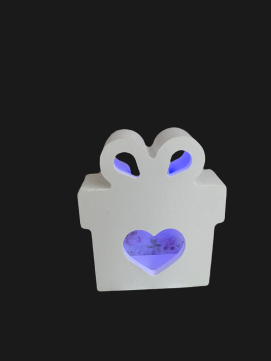 Deko Element „Geschenk“ *HERZ* mit LED-Ballonlicht in der Farbe blau