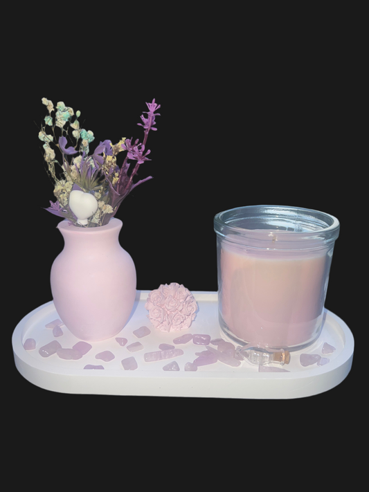 Arrangement #2 schöne Vase mit Kunstblumen  & Duftkerze im Glas“ auf Tablett 4 -tlg