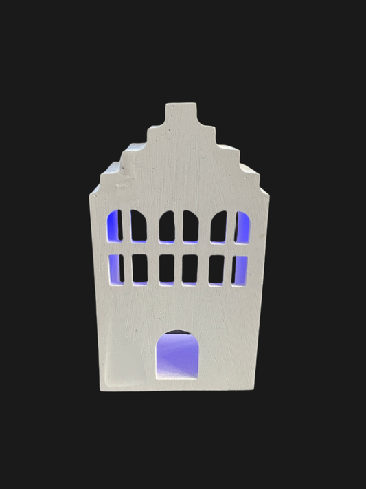 Medium - Lichthaus # 1 „Front mit großen schmalen Fenstern & Stufendach“ mit LED-Ballonlicht blau aus Keramik handgefertigt in der Farbe weiß