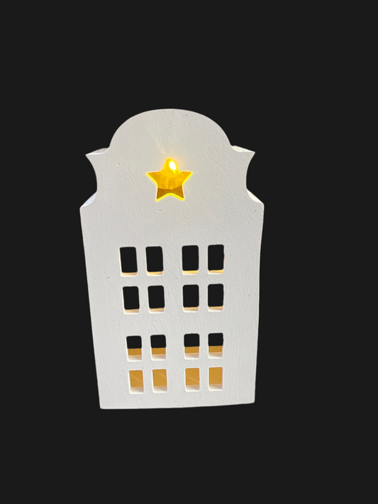 Medium - Lichthaus # 4 „Front mit Stern mit großen schmalen Fenstern & Kuppeldach“ mit LED-Ballonlicht warmweiß aus Keramik handgefertigt in der Farbe weiß