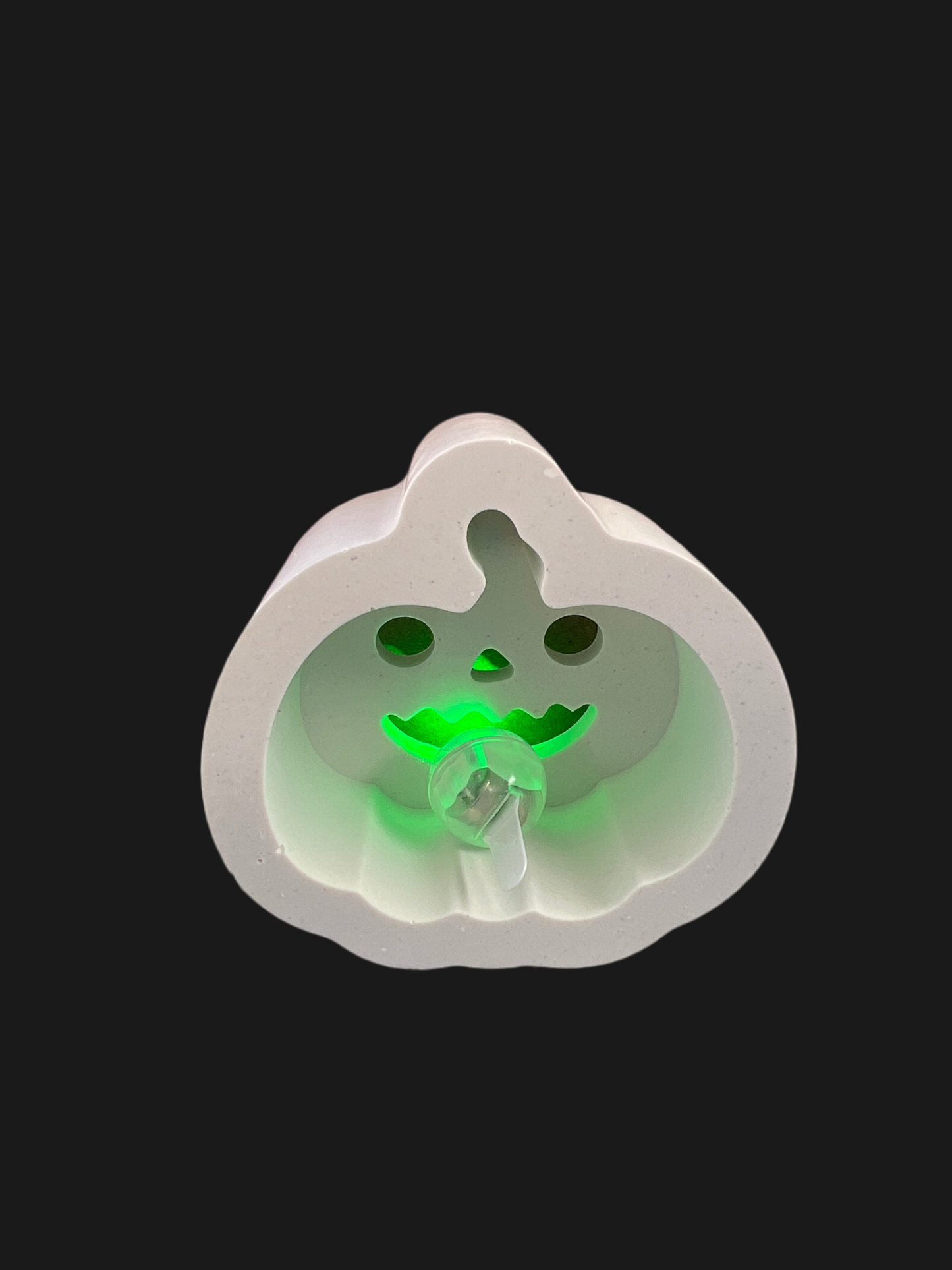 Mini - Licht Kürbis  # 03 „Front lachender Kürbis runde Augen“ mit LED-Ballonlicht grün aus Keramik handgefertigt in der Farbe weiß