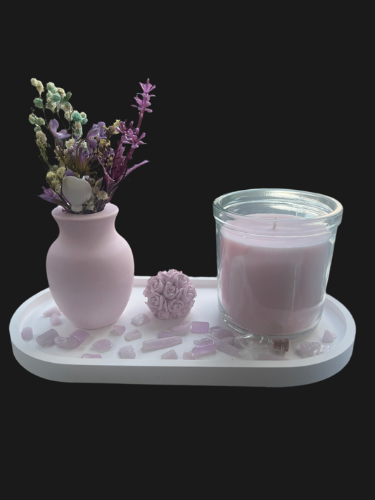 Arrangement #2 schöne Vase mit Kunstblumen  & Duftkerze im Glas“ auf Tablett 4 -tlg