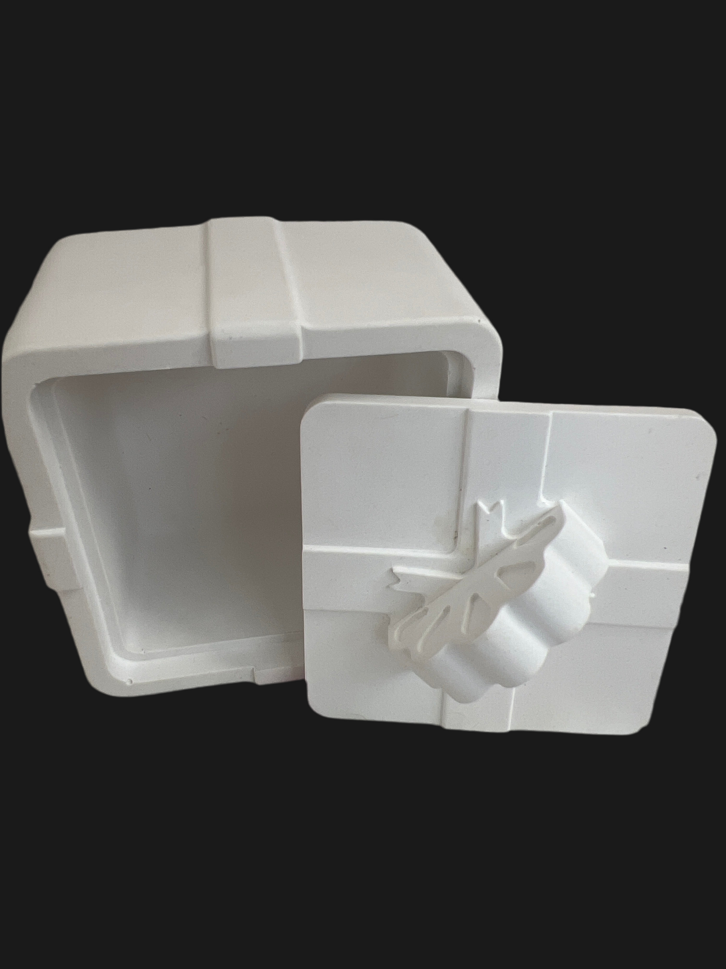 Schöne kleine Geschenkdose quadratisch aus Keramik zur Schmuckaufbewahrung usw.