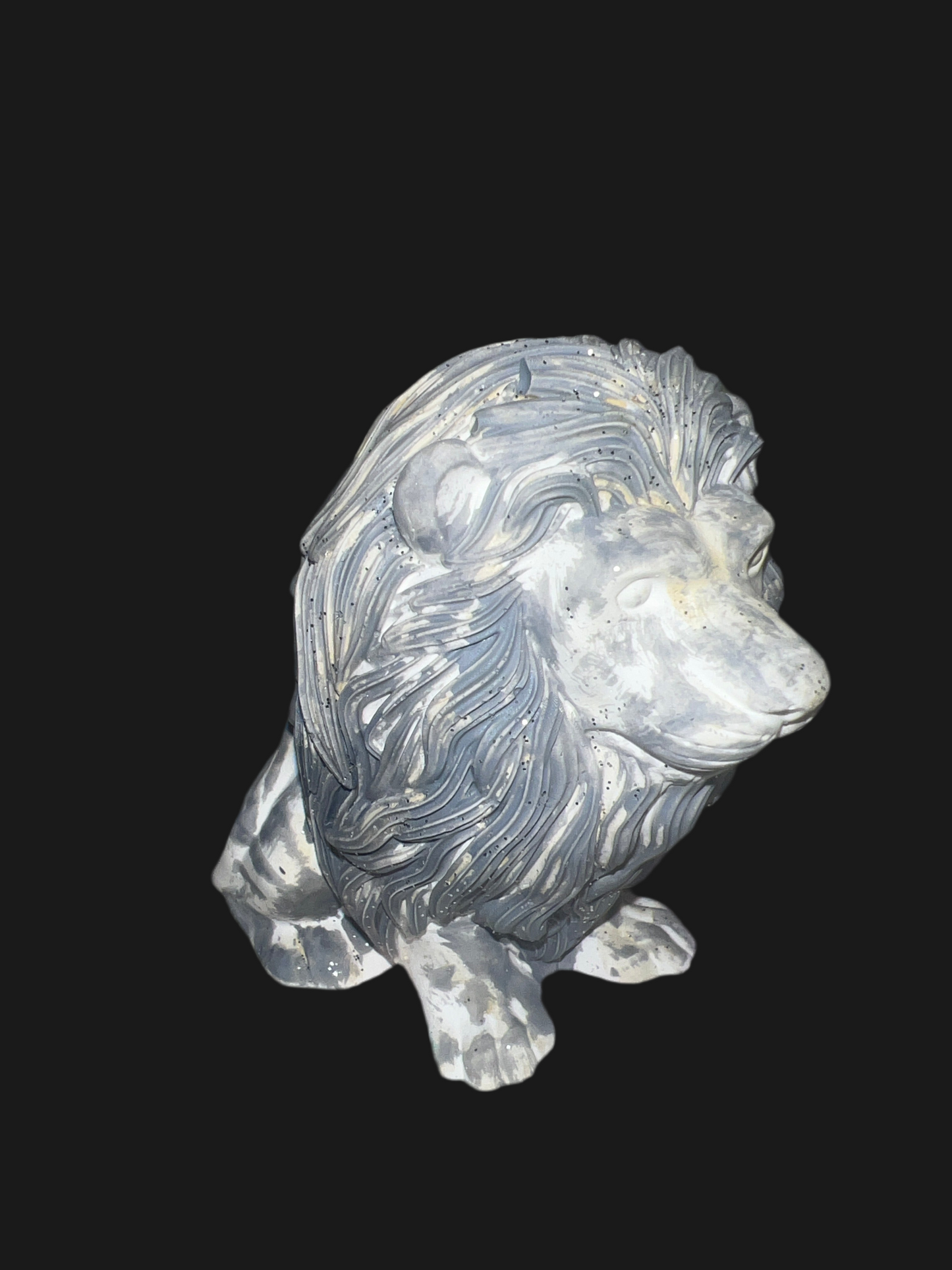 Löwe aus Keramik in der Farbe grau /weiß mit Glitzer handgefertigt „Lion“